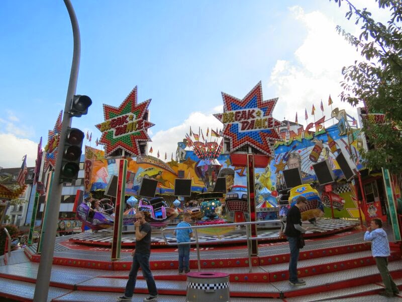 Les Neiges Cool Am Autoscooter Stehen Und Rauchen