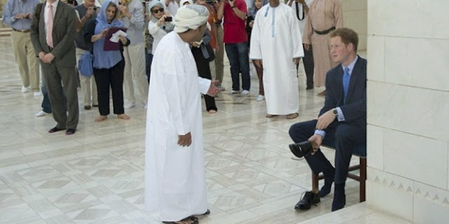 Terpukau Dengan Masjid Megah Oman, Pangeran Harry Rela Lepas Sepatu