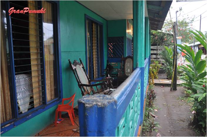 Blog de Viajes, Costa Rica, Tortuguero Las casas con porche en Tortuguero están siempre provistas de amaca. Son construcciones sencillas. En Blog de Viajes de Pumuki, Costa Rica, Tortuguero