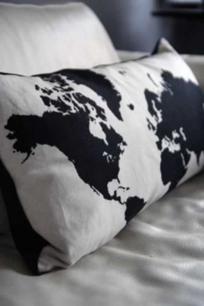Gunakan sarung bantal dengan motif gambar peta. Bisa beli, atau buat sendiri dengan melukis peta pada kain polos. Gunakan sarung bantal dengan motif gambar peta. Bisa beli, atau buat sendiri dengan melukis peta pada kain polos.