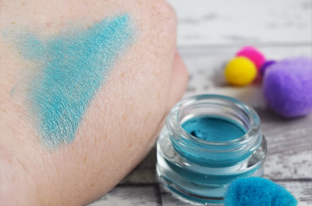 Kiko Cream Crush Lasting Colour Eyeshadow in shade 15 Pearly Turquoise