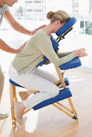 Bild på kvinna som får massage i massagestol 