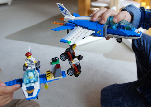 Damit die Kleinen groß sein können: Die LEGO 4+ Sets für Kinder ab 4 Jahren. Die Geschwister können mit dem neuen Lego toll zusammen spielen.