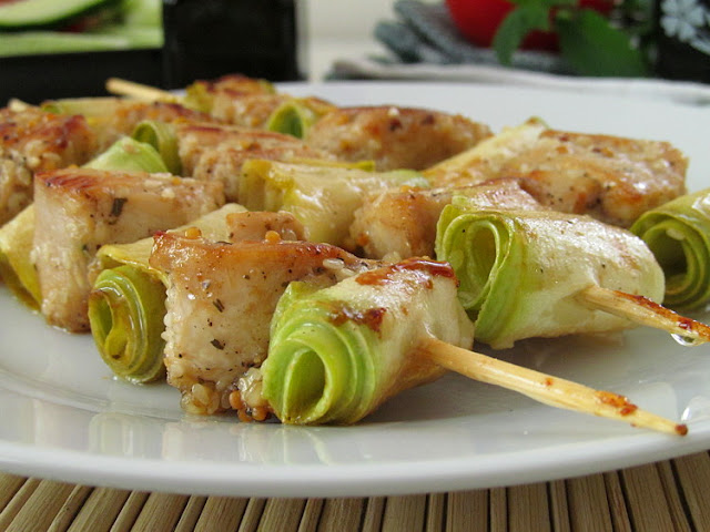 Куриные шашлычки с кабачковыми рулетиками на сковороде