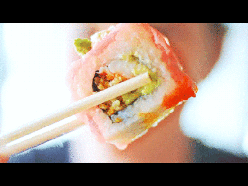 Температура после суши. Суши. Девушка ест суши. Неправильно едят суши. Насадка для лава ролла.