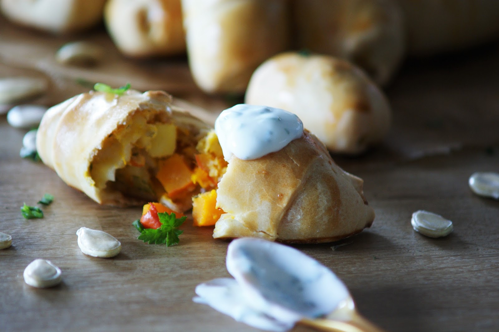 Kürbistaschen mit Kräuterjoghurt Dip - Papilio Maackii
