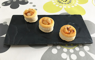 Vol-au-vents stuffed with goat cheese, walnuts and caramelized pear