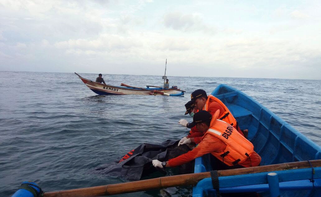 Pencarian Korban Hilang Kapal Tenggelam Terkendala Gelombang Pasang
