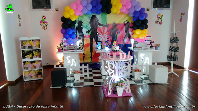Discoteca - Decoração provençal simples para aniversário feminino Decoração provençal simples tema Discoteca para aniversário feminino
