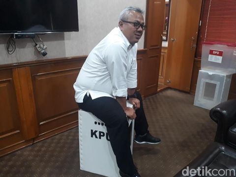 Ketua KPU Ungkap Kotak Suara 'Kardus' Bisa Menahan Tubuhnya Ketua KPU Ungkap Kotak Suara 'Kardus' Bisa Menahan Tubuhnya