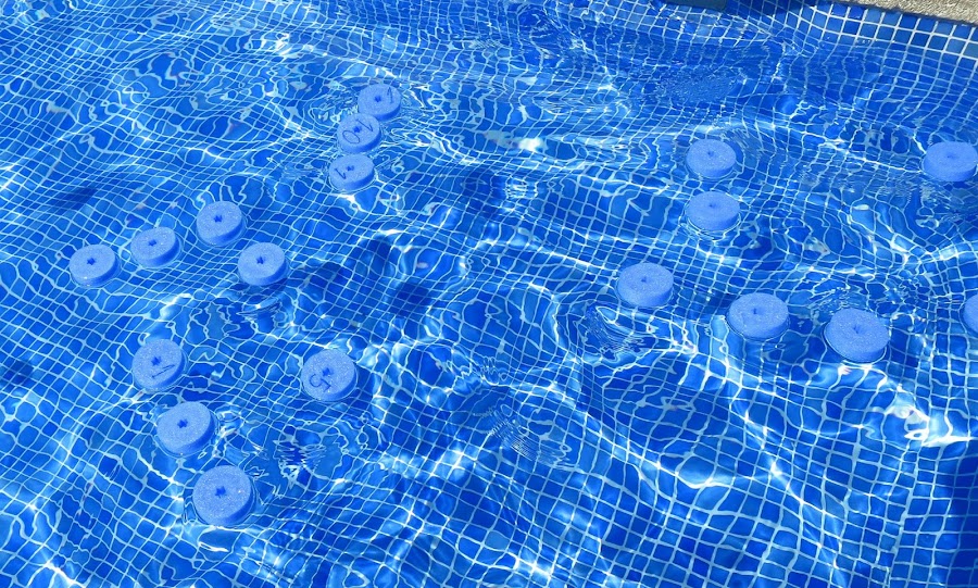 Juguete hecho con churros de piscina preparado para empezar a jugar