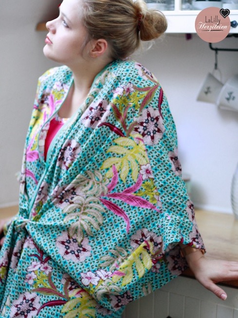 Seamwork Almada ist ein Schnitt mit dem man einfach einen Kimono-ähnlichen Morgenmantel selbernähen kann. Der Schnitt für Damen ist in einer weiten Eggshape-Kontur, halblang und mit einem raffinierten Gürtel geschlossen.