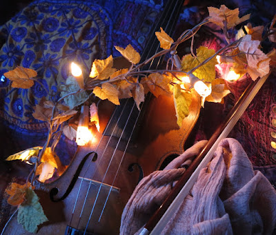 Fiddle under garland of soft autumnal lights #VisualFutureOfMusic #WorldMusicInstrumentsAndTheory Fiddle under garland of soft autumnal lights #VisualFutureOfMusic #WorldMusicInstrumentsAndTheory