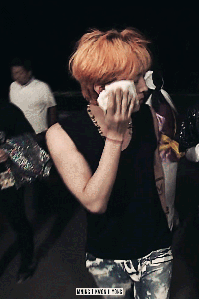 스텝한테 최고라고 해주는 지드래곤.gif | 인스티즈