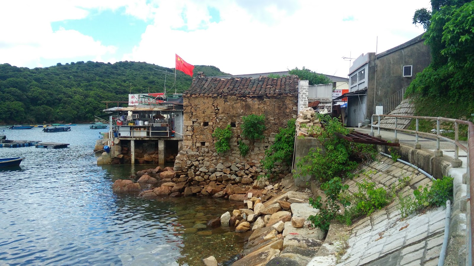 黑老闆說︱香港塔門半日遊 黑老闆香港塔門半日遊_嗯!青天白日底下五星飄飄,很搶戲。
