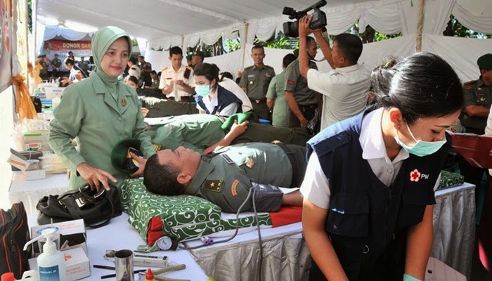 Bantu Korban Bencana, Anggota TNI Donorkan Darahnya