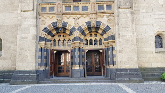 Die katholische Kirche St. Adolfus.