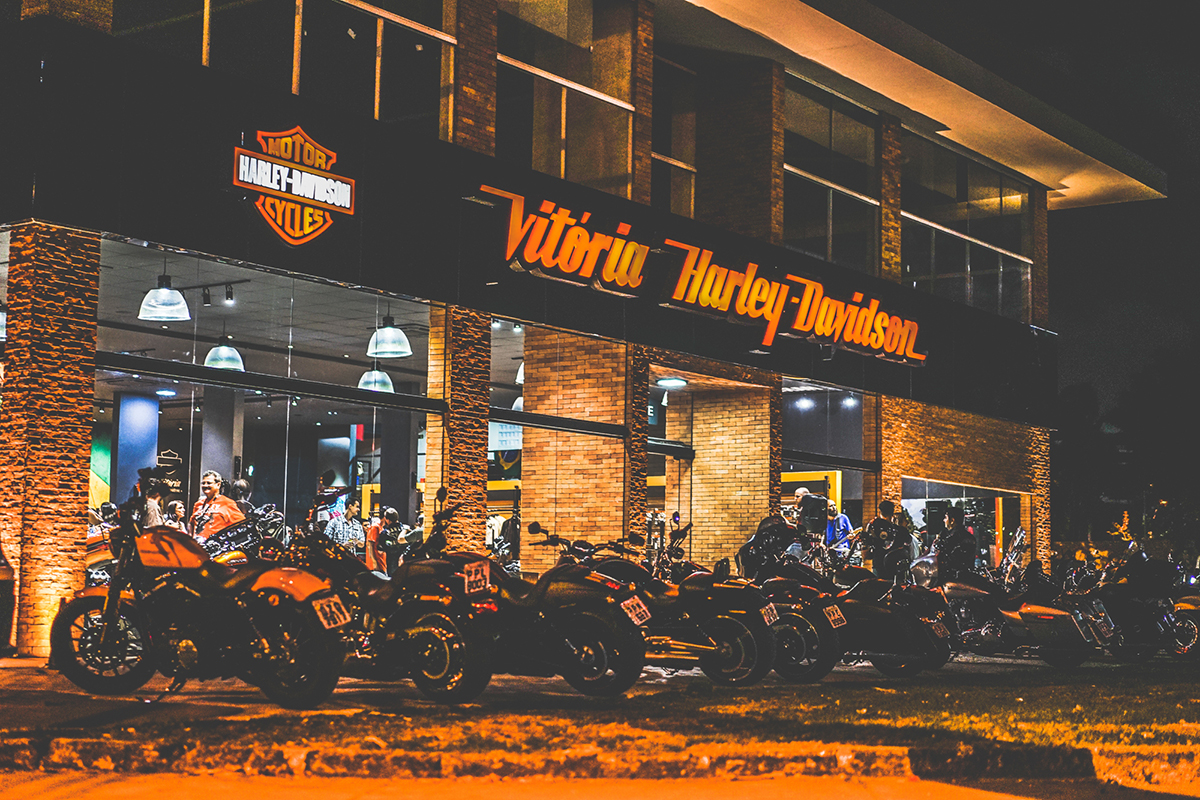 Vitória HarleyDavidson comemora 1º aniversário com desfile de motos