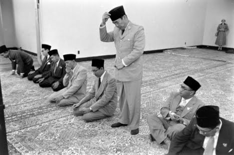 Faktanya, Soekarno-Hatta Sangat Jarang ke Masjid