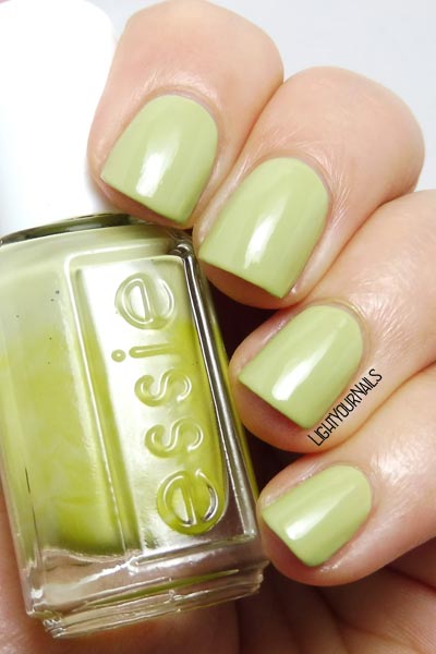 Smalto verde Essie Navigate Her nail polish