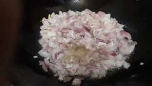 add-onion-in-the-oil