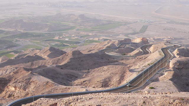 A estrada na Montanha de Jebel Hafeet - Emirados Árabes
