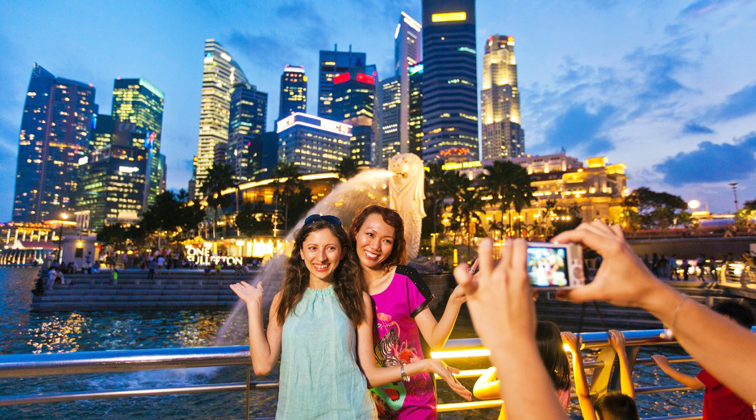 #4 Singa di Singapura - Nama Singapura diberikan oleh Sang Nila Utama yang menjadi Pangeran Sriwijaya di Palembang. Kala itu ia melihat seekor mahluk dari kejauhan di pulau itu, lalu menyebutnya sebagai Singa, padahal di Singapura tidak ada Singa sama sekali, kalaupun ada hanya patung. selfie cantik dan manis di Singapura