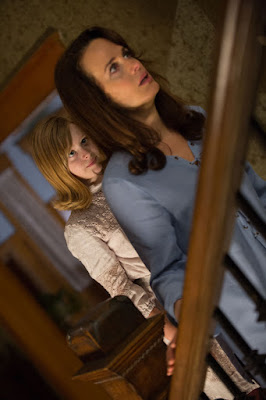 Image of Lulu Wilson and Elizabeth Reaser in Ouija: Origin of Evil (9)