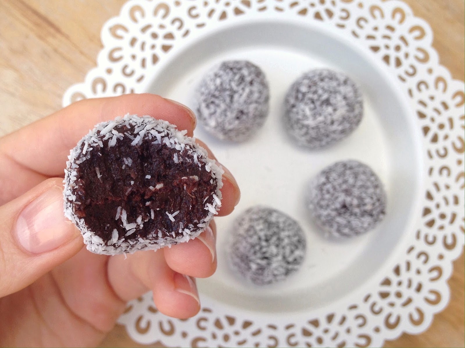 Rosy Mondays: Leckere Schoko-Kokos Bällchen