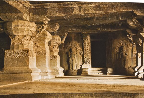 Templo Kailasa construído direto na pedra Templos