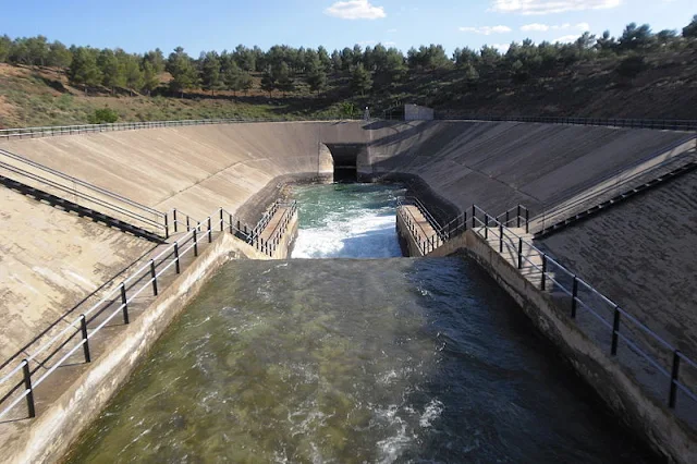 Image Attribute: Reservoir Los Anguijes, end of water transfer open section Tajo-Segura, beginning Talave tunnel. / Source: Manchego, Wikipedia