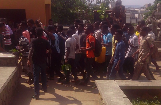 Protest in OAU over lack of light and water for days (photos)