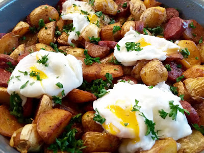 patates au chorizo et oeuf poché alt="patates au chorizo et oeuf poché"
