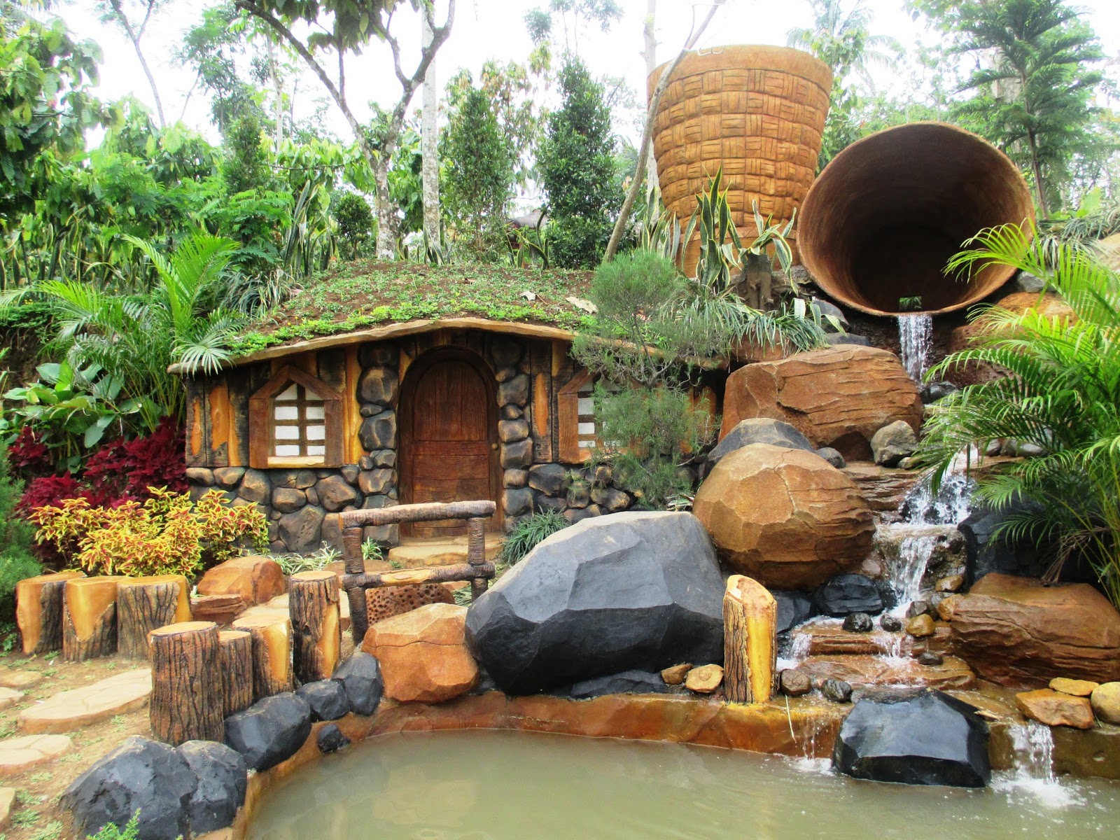 jombang city guide Rumah Hobbit di Ekowisata Taman Banyumili