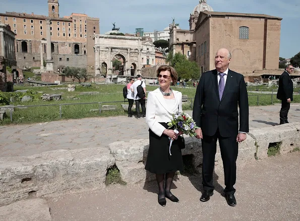 The King and Queen were given a guided tour of the the Roman Forum.