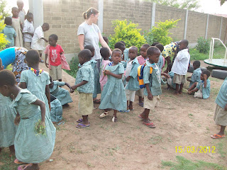 Vania Pirrone nella missione del villaggio di Atchanvé, in Togo, Africa, in mezzo ai bambini della scuola materna