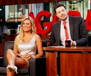 Andressa Urach tira a roupa e fica nua no palco do "Agora é Tarde