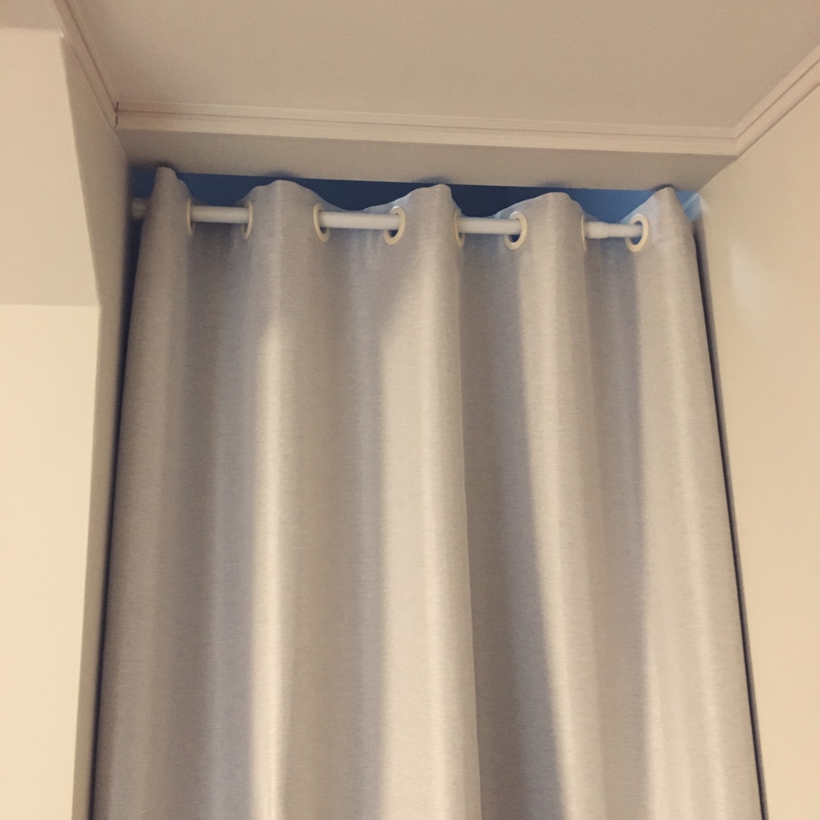 寒いリビング階段にカーテンを取り付けた。 ヨガとシンプルライフ