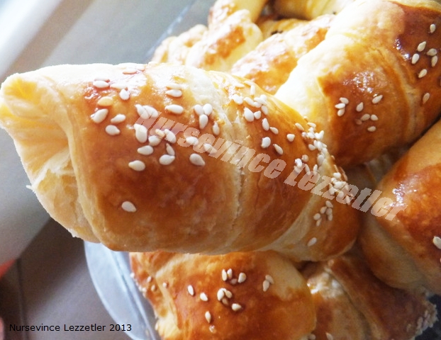 borek tarifleri Peynirli Mayalı El açması Kruvasan Börek Tarifi