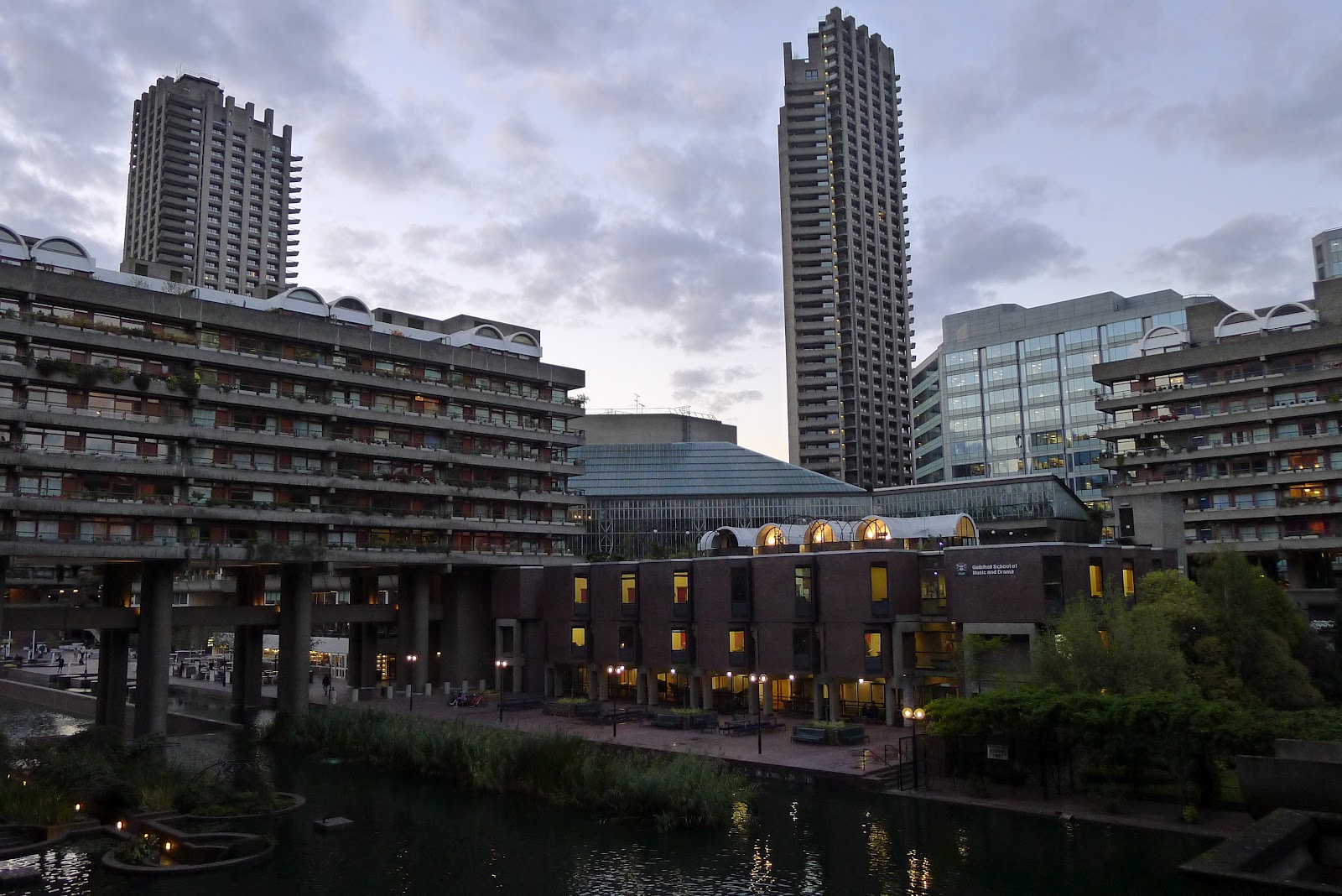 photographing london: The Barbican - architectural vision or concrete ...