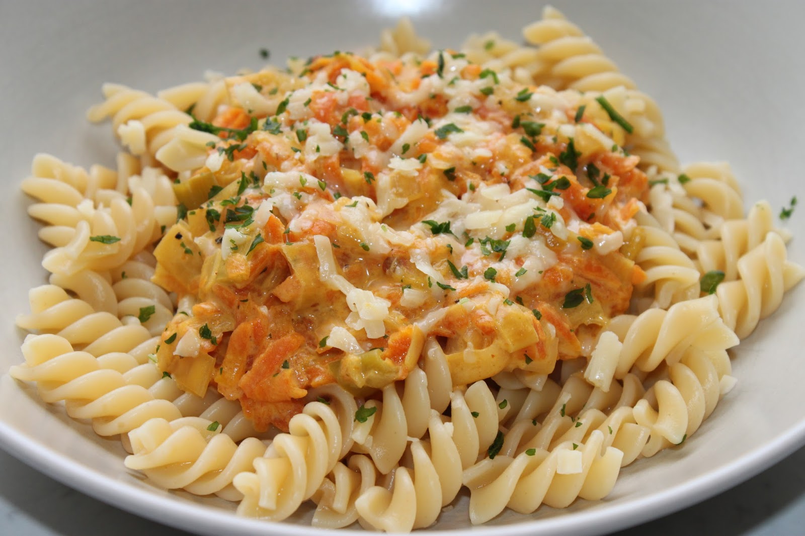 Toves kök - nästan bara vegetariskt: Vegetarisk pastasås med morötter,  purjolök och chipotle