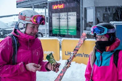 Warten bis der Lift öffnet, die Betriebszeiten der Bergbahn AG Kitzbühel sind zu kurz 