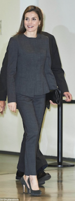 Tailleur pantalon Hugo Boss / escarpins Magrit / pochette Carolina Herrera