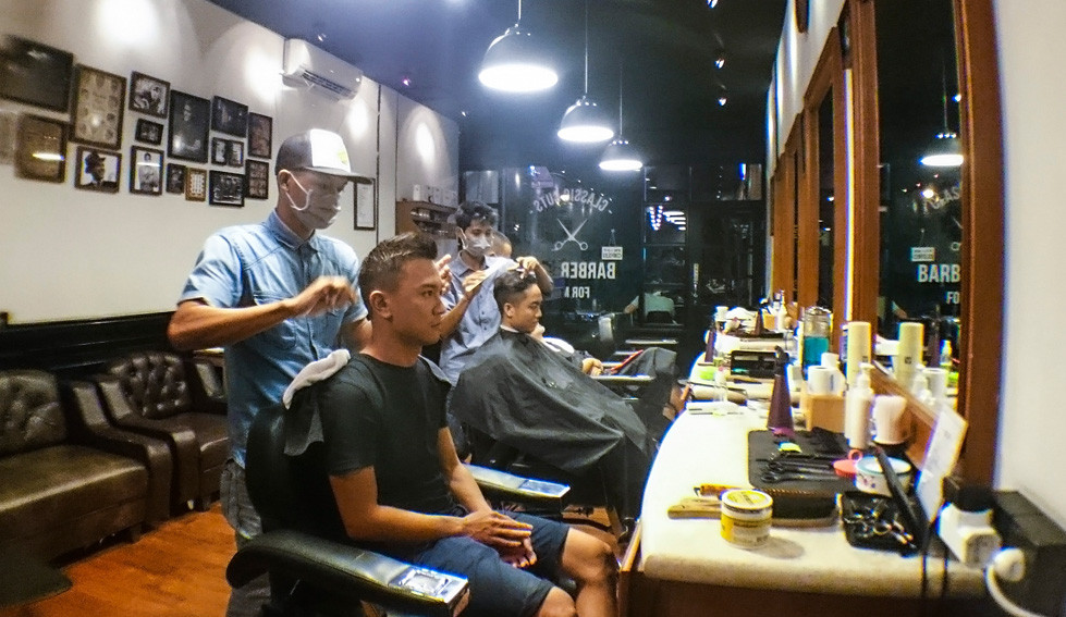 семь барбершоп. зона ожидания в барбершопе. семь барбершоп. барбершоп севен. семь барбершоп.