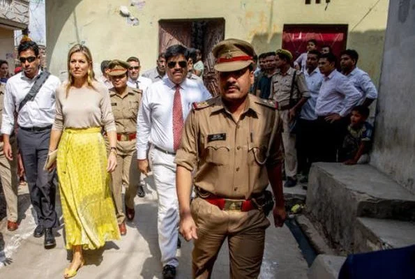 Queen Maxima visited a Cricket Factory, who got a loan from Aye Finance in Meerut in Uttar Pradesh. Queen wore Salvatore Ferragamo flat and earrings