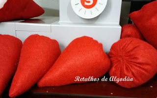 Morangos de feltro para decoração de festa infantil Morangos de feltro para decoração de festa infantil