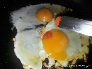 crack-the-eggs-with-food-colour
