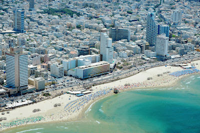 Vista aérea de la playa en el Mar Mediterráneo de Tel Aviv, Israel. - Aerial view of Tel-Aviv beach on the coastline of the Mediterranean sea. Israel