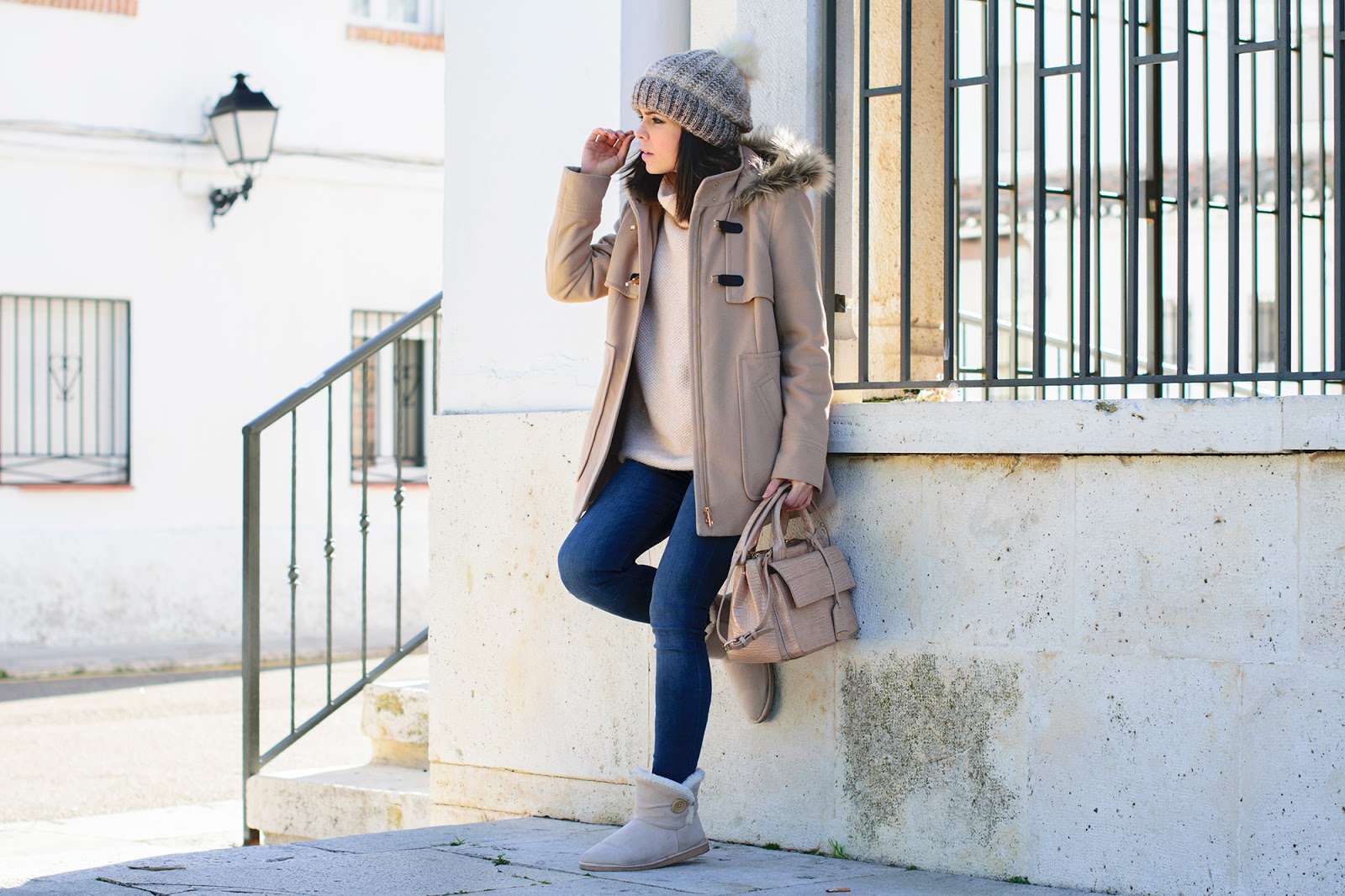 Look de Ponteunostacones con trenca beige y comfy boots