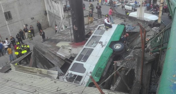 Microbús cae en segundo piso del Periférico Norte, destruye casas y deja 13 heridos Microbús cae en segundo piso del Periférico Norte, destruye casas y deja 13 heridos